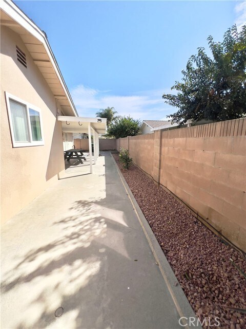 Building Photo - 1521 W Westmont Ave