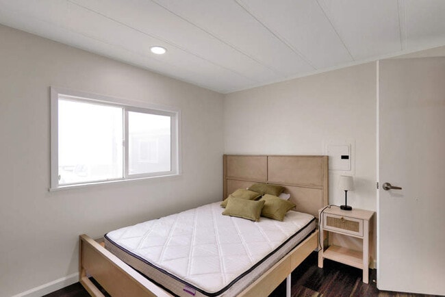 Building Photo - 325 3rd Ave