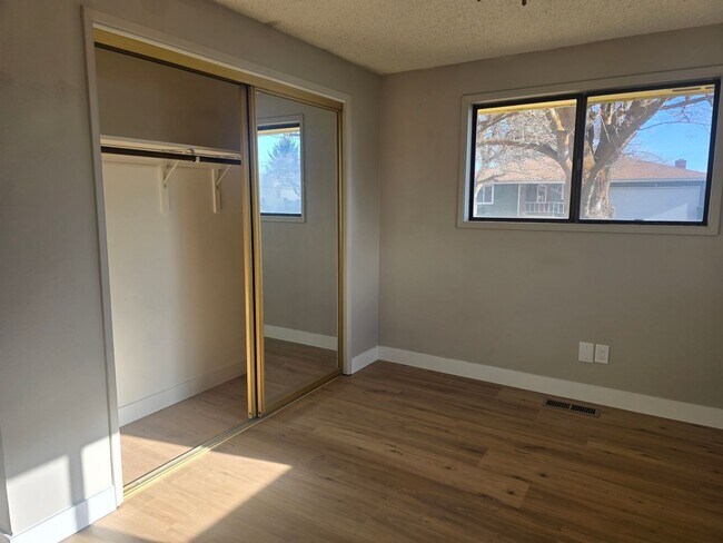 Building Photo - 3 bed / 2 bath