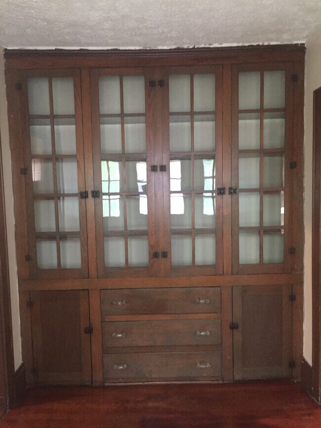 Breakfast nook built in - 791 w exchange st