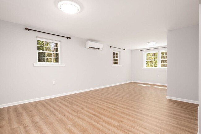Building Photo - Spacious Canterbury Hills Home