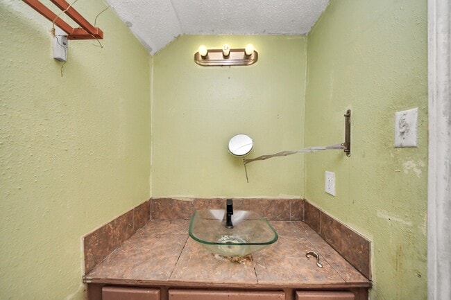 Building Photo - 5747 Easthampton Dr