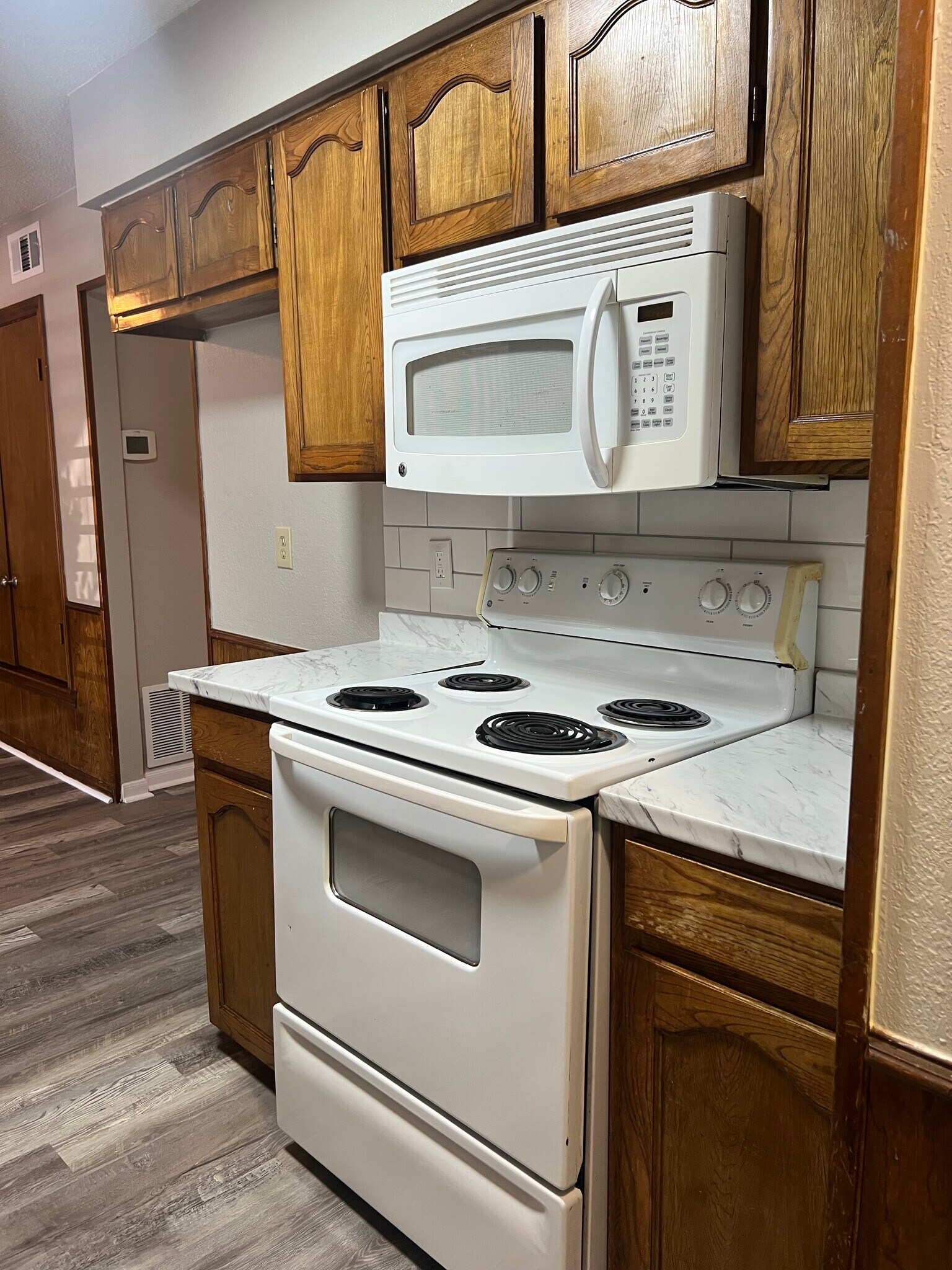 Kitchen / Stove and Microwave - 1401 Lackey Ct