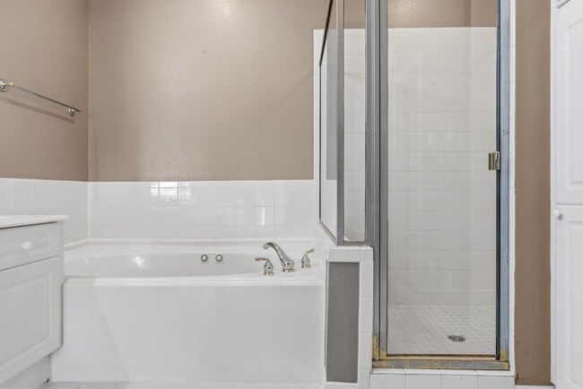 Building Photo - 827 Rosine St