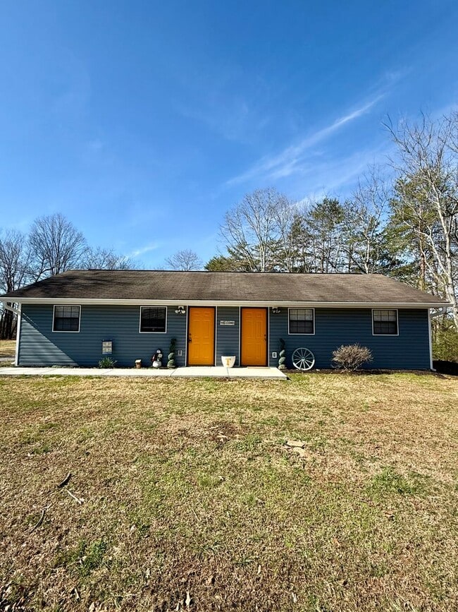 Building Photo - Maryville 37803 - Available September 1st! Charming 1-bedroom, 1-bath Duplex for rent in Blount C...