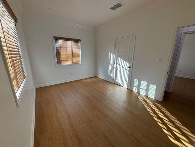 Building Photo - Beautifully Remodeled 3-Bedroom Upstairs H...