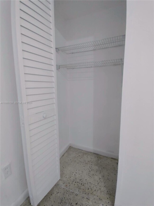 Building Photo - 921 SW 7th St