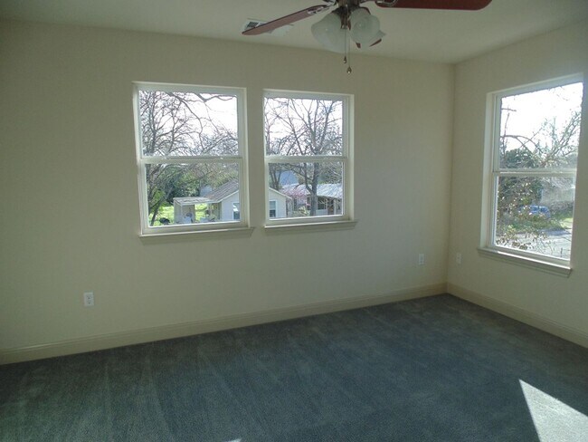 Building Photo - 5 Bed/3 Bath House near Campus