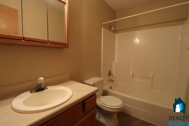 Building Photo - Corner Unit 3 Bedroom TownHome!