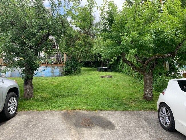 Building Photo - 1111/1113/1115 N Garden St