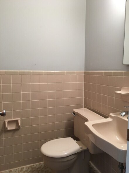Building Photo - 1002 Willow Dr