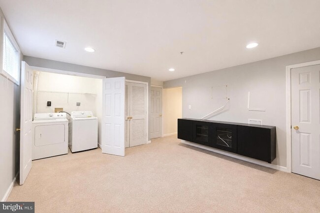 Building Photo - 638 Villager Cir
