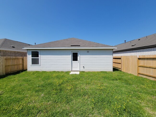 Building Photo - This single-story home shares an open layout between the kitchen, nook and family room for easy e...