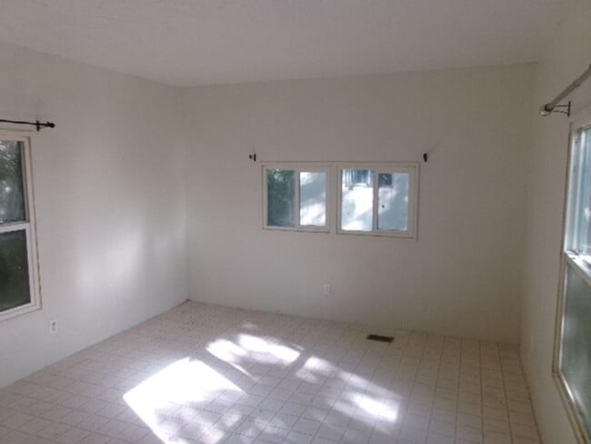 Building Photo - 1321-1323 Five Mile