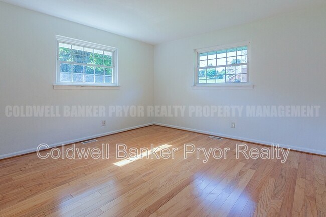 Building Photo - 1225 Panorama Dr
