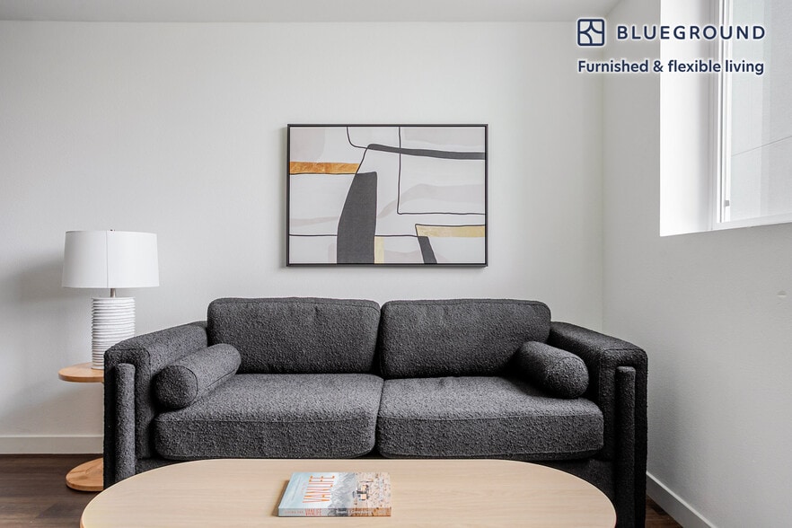 Building Photo - 1011 S Serrano Ave