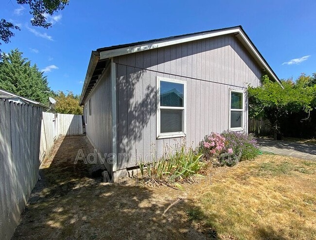 Building Photo - 1138 NE Conser Pl