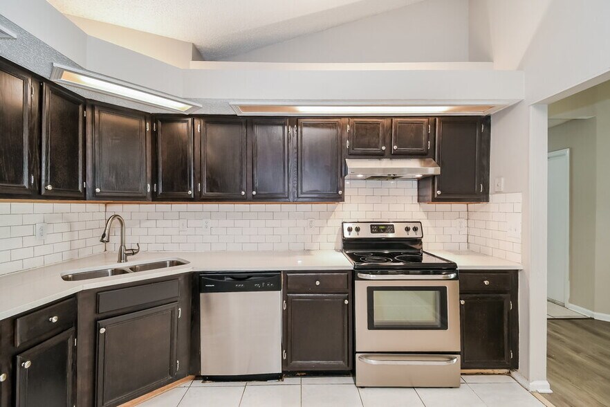 Building Photo - 1841 Quebec Ct