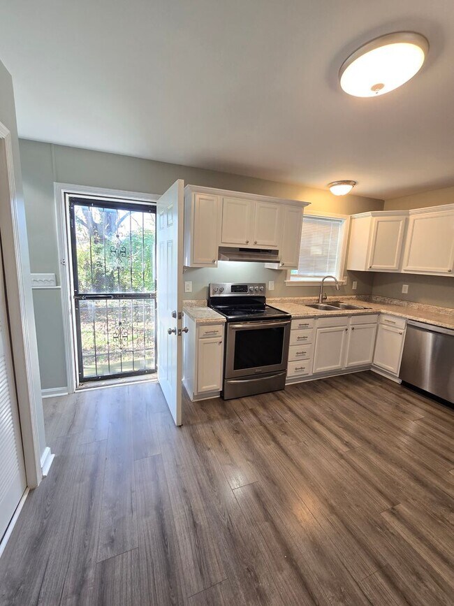 Building Photo - Updated 3 Bedrooms, 1.5 Bathrooms on a Dou...