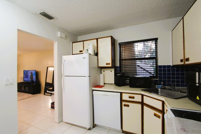 Building Photo - 2600 Carambola Cir S