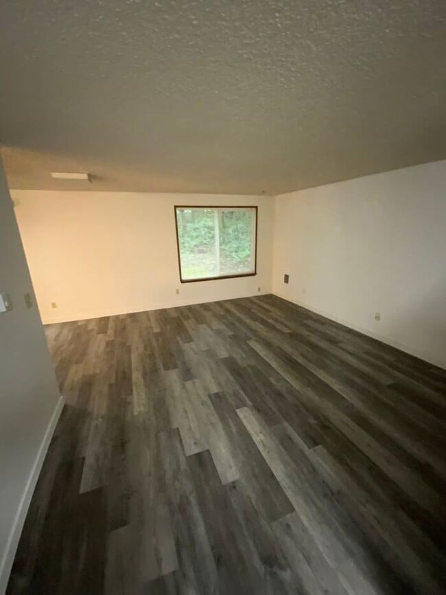 Building Photo - West Olympia 2bdr 1.5bath Townhome w/ garage & parking