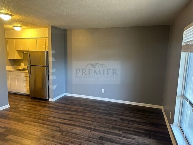 Building Photo - Updated 1 bed / 1 bath apartment - 60 West...