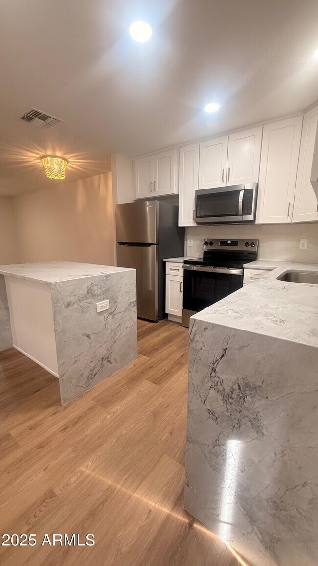 Building Photo - 3131 W Cochise Dr