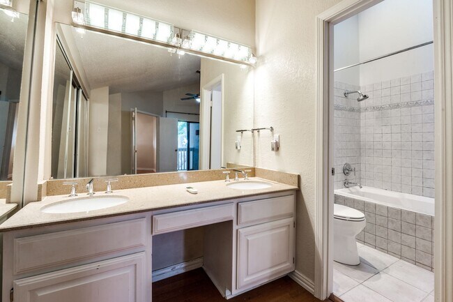 Building Photo - Charming 2 Bed, 2 Bath Condo in North Dall...