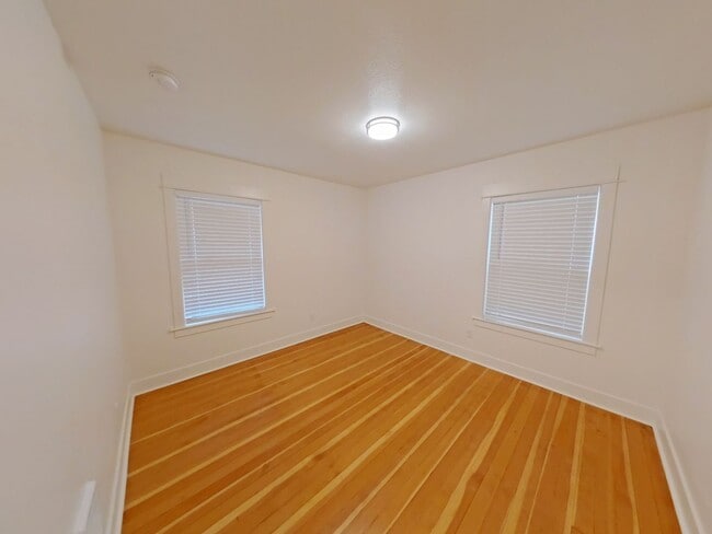 Building Photo - Remodeled 5 bedroom Campus House