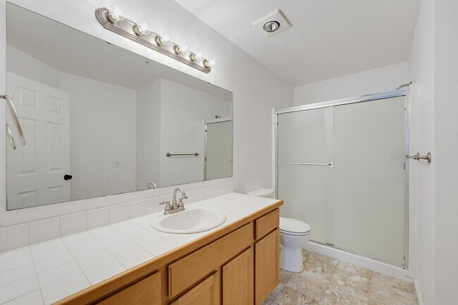 Building Photo - Spacious Puyallup Townhouse | 3-Bed Home with Main-Floor Primary Suite & Stainless Steel Appliances!