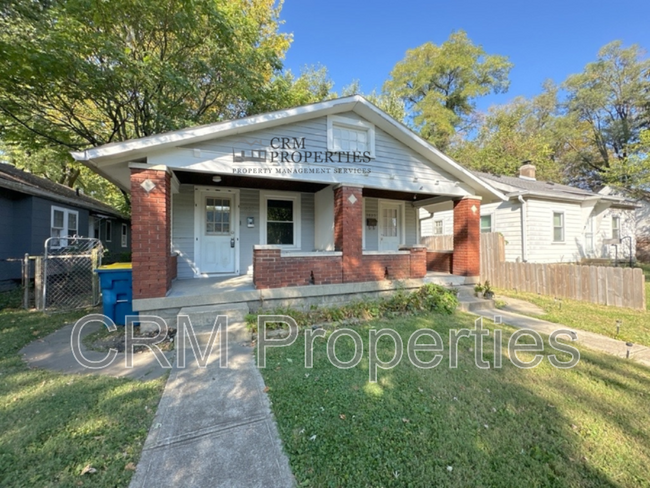 Primary Photo - 1450 N Gladstone Ave