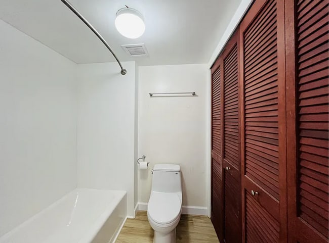 Building Photo - 710 Lunalilo St