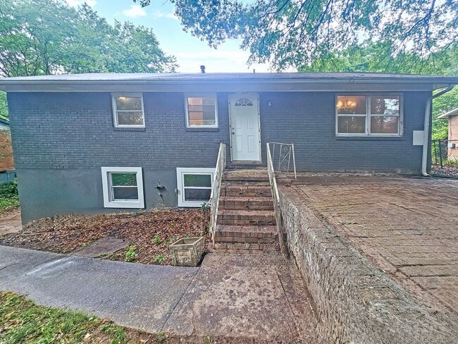 Building Photo - Spacious 4 Bedroom Home Near University Av...