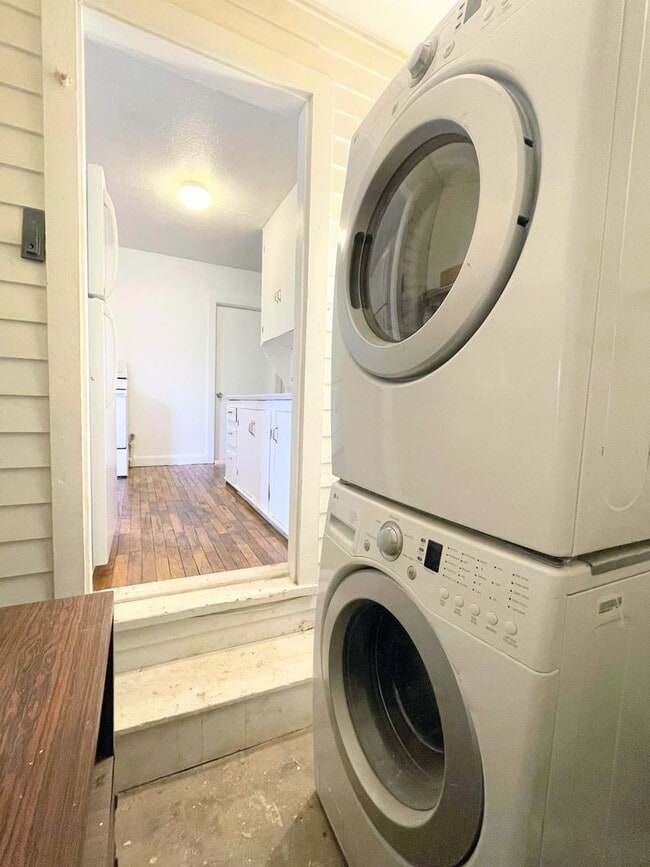 Building Photo - 1 bedroom house with fenced in yard