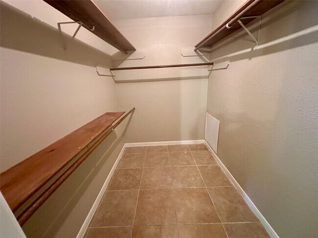 Building Photo - 2711 Colony Dr