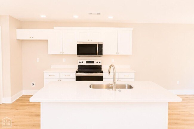 Building Photo - 5402 Lotus St