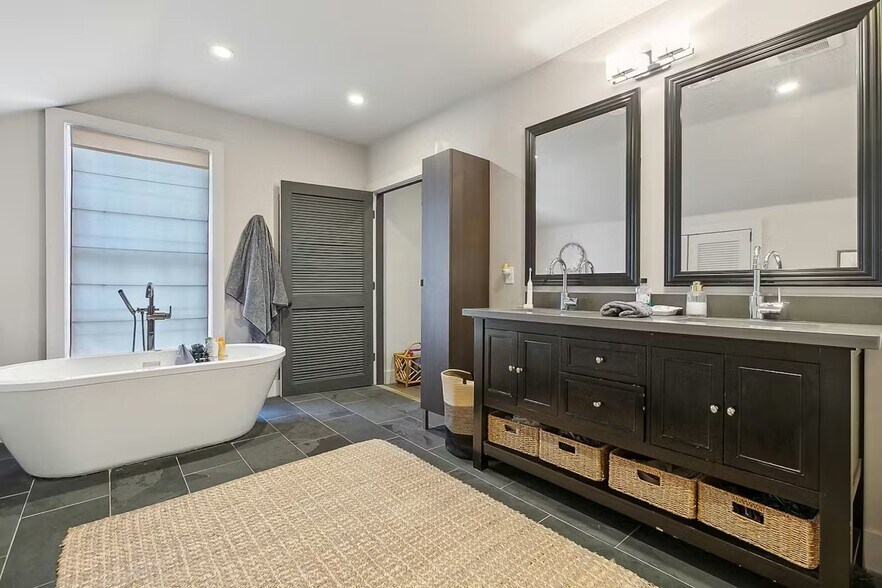 Building Photo - 719 Philip St