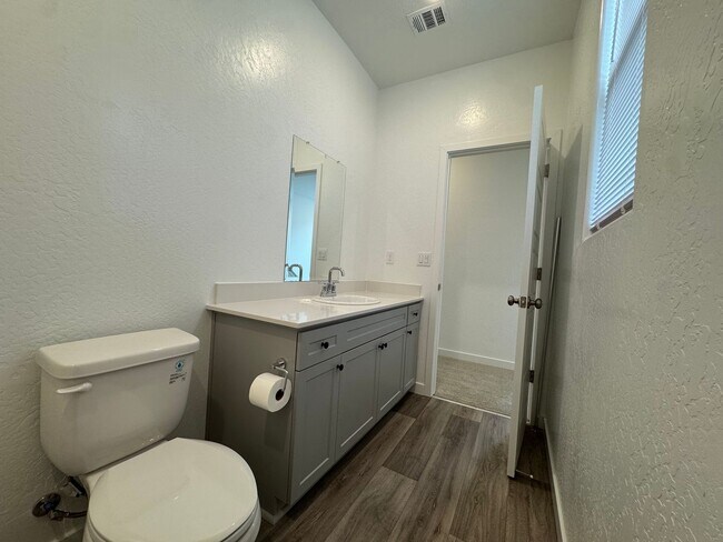 Building Photo - 997 Pioneer Dr W