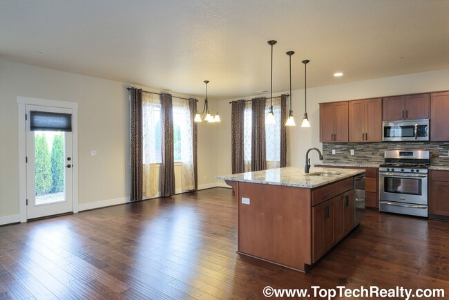 Building Photo - Beautiful 4 BR* 2.5 BTH* Single Family Hom...