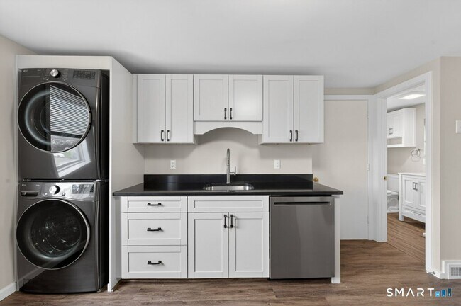 Building Photo - 121 Milldale Ave