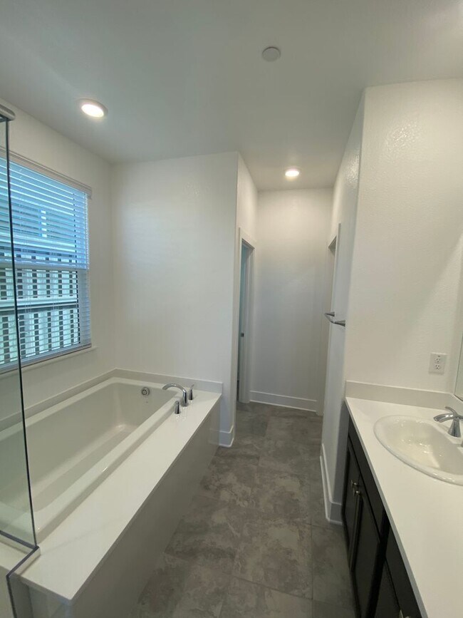 Building Photo - Single Story Home in Whitney Ranch with Ow...