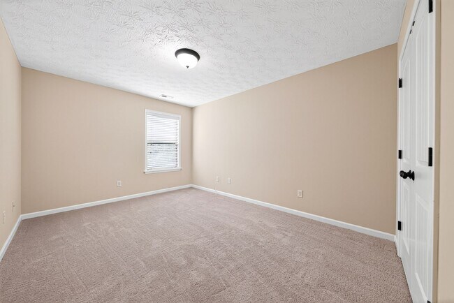 Building Photo - 2 Lincolnshire Ln