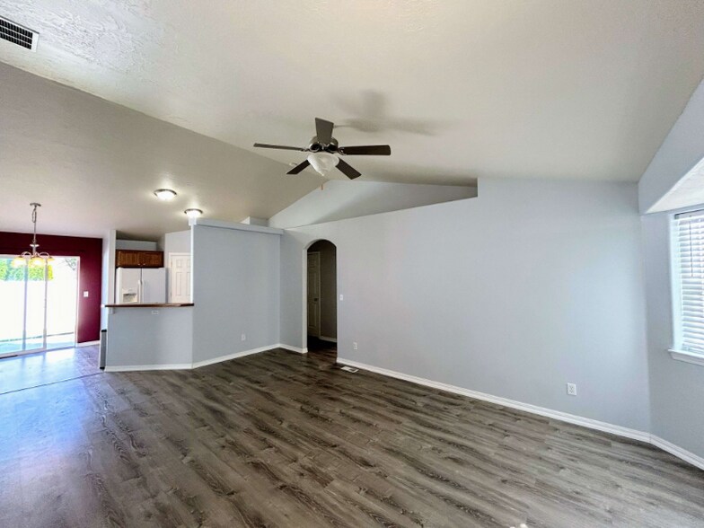 Building Photo - 1129 Golden Pheasant Dr