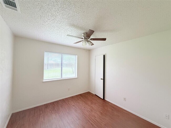 Building Photo - 10904 Meadgreen Ct