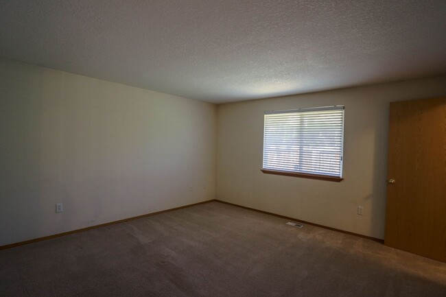 Building Photo - Welcome to the spacious one-level home in ...