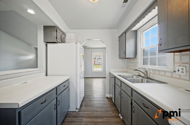 Building Photo - 3 BEDROOM 2 BATH W/GARAGE IN VIRGINIA BEACH PETS ALLOWED