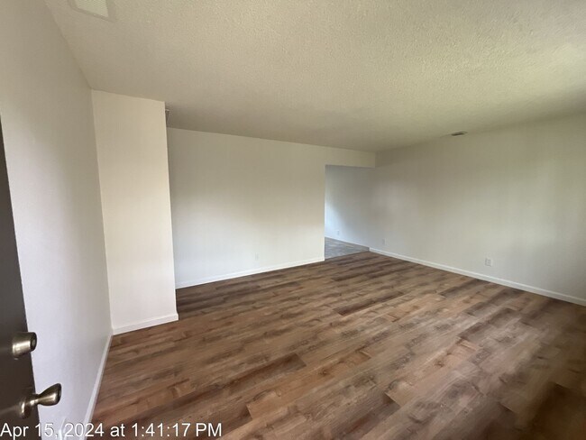 Building Photo - Refreshed Unit