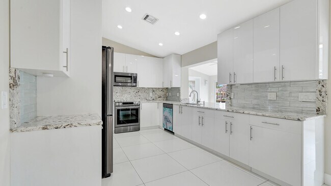 Building Photo - 1412 NE 53rd Ct