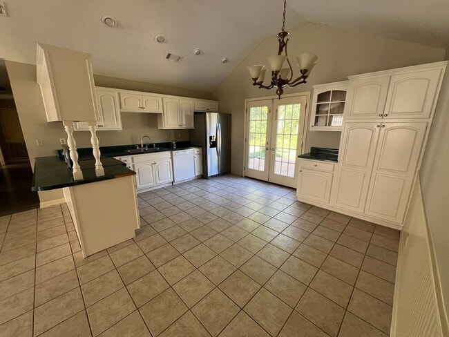 Building Photo - 3 bed 2.5 bath house with multiple bonus rooms!