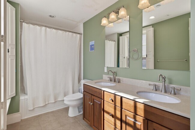 Building Photo - 7 Islington St